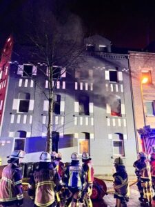 FW-E: Ausgedehnter Wohnungsbrand in der Nacht – drei verletzte Personen