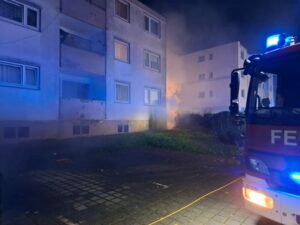 FW-DT: Brand in Mehrfamilienhaus – 2 Personen gerettet