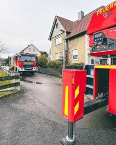 FW-DT: Küchenbrand in Zweiparteienhaus – Vier Personen ins Klinikum gebracht