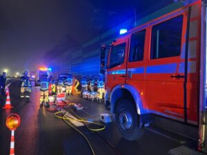 FW-E: Verkehrsunfall auf der A42 – Fahrer schwer verletzt