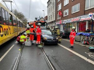 FW-E: Straßenbahn kollidiert mit PKW – eine Person eingeklemmt