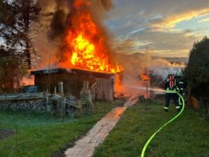 FW-BN: Laubenbrand mit brandverletzter Person