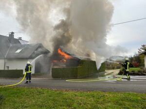 FW-OE: Carportbrand in Lennestadt-Grevenbrück greift auf Wohngebäude über – Gebäude unbewohnbar