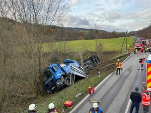 KFV Bodenseekreis: L204: Verkehrsunfall zwischen LKW und PKW – Fahrer eingeklemmt