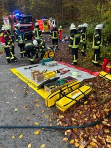 FW Bad Honnef: Pkw stürzt im Schmelztal Abhang hinunter – Person befreit