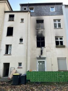 FW-E: Dramatischer Wohnungsbrand – mehrere Menschen gerettet