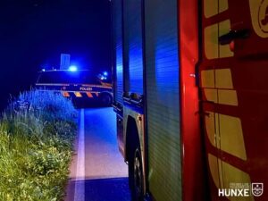 FW Hünxe: Pkw kollidiert mit Baum – Eine verletzte Person