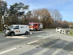 FW Hünxe: Pkw überschlagen – Eine verletzte Person nach Verkehrsunfall