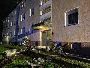 FW Bergheim: Feuerwehr löscht Kellerbrand in Mehrfamilienhaus in Bergheim Laut erster Meldung noch Personen im Gebäude – Niemand verletzt