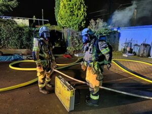 FW-EN: Gartenlaubenbrand direkt neben der Bahnlinie – 3 Personen mit Rauchgasvergiftung – Beeinträchtigung der Bahnstrecke