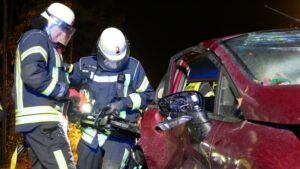 FW Celle: Einsatzübung Verkehrsunfall – Feuerwehr und Rettungsdienst üben in Celle