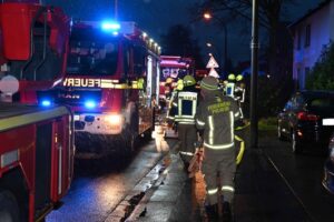 FW Pulheim: Feuer an einem Bungalow