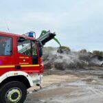 FW Lage: Feuer 2 / Brennt im Holzhaufen – 09.11.24 – 11:01 Uhr