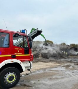 FW Lage: Feuer 2 / Brennt im Holzhaufen – 09.11.24 – 11:01 Uhr