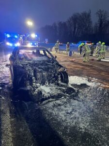 FW Ratingen: Mehrere PKW-Brände auf der BAB3 – Vollsperrung der A3 in Fahrtrichtung Köln, Feuerwehr Ratingen im Einsatz