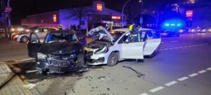 FW-OB: Verkehrsunfall mit sechs verletzten Personen