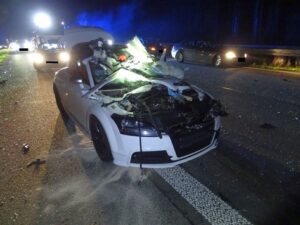 FW Sonsbeck: Auslaufende Betriebsmittel nach Verkehrsunfall auf der A57