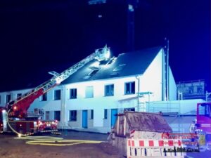 FW-RE: Dachstuhlbrand in Neubaugebiet – keine Verletzten