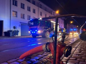 FW Dresden: Adventskranz gerät in Brand – starke Rauchentwicklung in einem Wohn- und Geschäftsgebäude