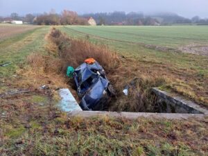 FW Horn-Bad Meinberg: Schwerer Verkehrsunfall am Freitag Vormittag – eine Person bei Alleinunfall im PKW eingeschlossen