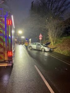 FW-EN: Verkehrsunfall zwischen PKW und Transporter – Zwei Verletzte