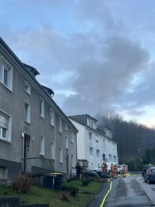 FW-Velbert: Brennender Balkon auf der Höhfeldstraße