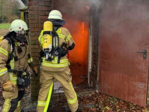 FW-OLL: Gebäudebrand – Räucherofen brennt im Gebäude – Feuerwehr kann eine Ausbreitung schnell verhindern