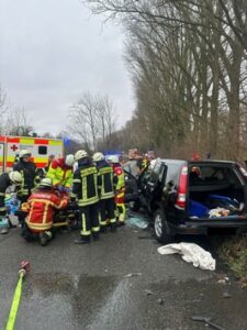 FW-MH: Schwerer Verkehrsunfall mit drei Verletzten