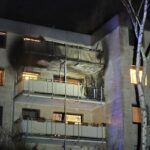 FW Bergheim: Feuerwehr löscht Balkonbrand in Mehrfamilienhaus in Bergheim Mehrere Personen evakuiert – Niemand verletzt