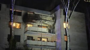 FW Bergheim: Feuerwehr löscht Balkonbrand in Mehrfamilienhaus in Bergheim Mehrere Personen evakuiert – Niemand verletzt