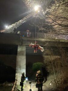 FW-DO: 13.12.2024 – Mann stürzt von Brücke in Marten