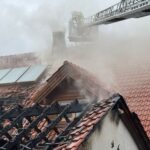 FW-AR: Enormer Schaden an Wohnhaus durch Carportbrand