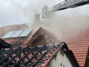 FW-AR: Enormer Schaden an Wohnhaus durch Carportbrand