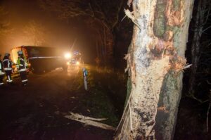 FW-RD: Milchlaster fährt gegen Baum – L128 zwischen Gokels und Seefeld vollgesperrt