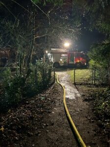 FW Rösrath: Brand in Kleingartensiedlung