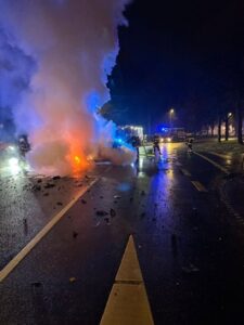 FW Celle: Verkehrsunfall – PKW in Vollbrand!