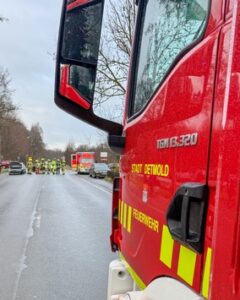 FW-DT: Zwei Einsätze für die Feuerwehr Detmold: Verkehrsunfall und lange Ölspur