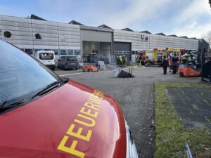 FW-OG: Industriemaschine gerät in Brand – Arbeiter durch Brandrauch bedroht.