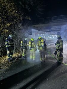 FW-E: Brennender Pkw auf der A 52 – Zusammenarbeit mit der Feuerwehr Ratingen