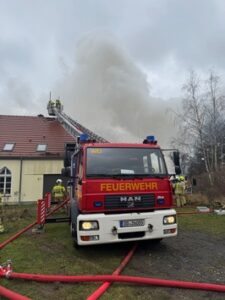 FW Dresden: Großbrand in Dresden-Rossendorf – Starke Rauchentwicklung