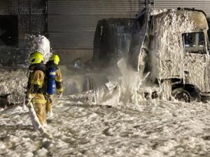 FW-HB: Zwei LKW gehen in Flammen auf – Großeinsatz für die Feuerwehr Bremen