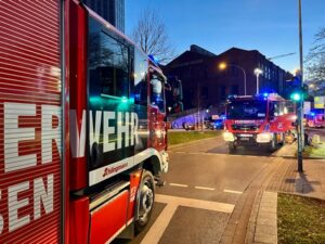 FW-E: Rauchentwicklung in U-Bahnhaltestelle Berliner Platz – Zwei Mitarbeiter verletzt