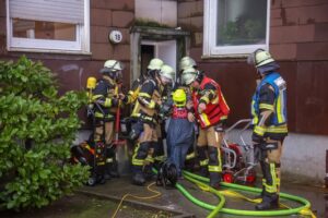 FW-E: Kellerbrand in Mehrfamilienhaus erfordert Großeinsatz der Feuerwehr – Gebäude unbewohnbar