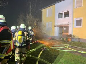 FW-E: Kellerbrand in einem Mehrfamilienhaus – ein Anwohner verletzt