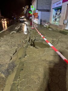 FW-EN: Wasserrohrbruch auf der Mittelstraße