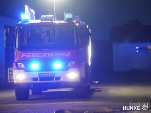 FW Hünxe: Adventskranz brennt – Feuer greift auf Mobiliar über