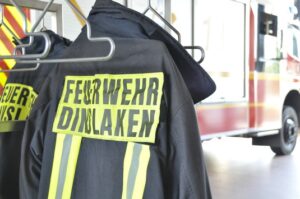 FW Dinslaken: Person in Wohnung