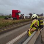 FW Grevenbroich: Erstmeldung: Autobahn 46 bei Grevenbroich Richtung Heinsberg nach LKW-Unfall teilweise gesperrt