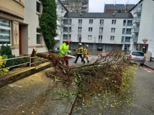 FW-EN: Drei Unwettereinsätze – Unbekannter Brandgeruch in einem Hochhaus