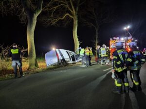 FFW Schiffdorf: Schwerer Verkehrsunfall auf der Kreisstraße 61 – 39-jähriger Fahrer verstirbt noch an der Unfallstelle